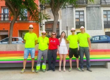 Técnicos de los servicios municipales encargados de engalanar Ondara por el Día Internacional del Orgullo LGBT