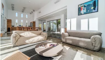 Tonos tierra y grandes techos en esta villa