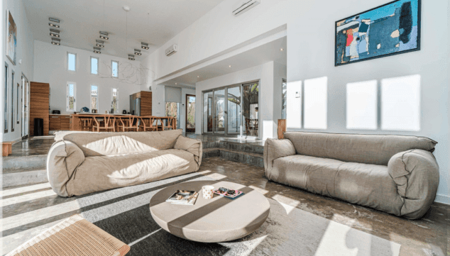 tonos tierra y grandes techos en esta villa