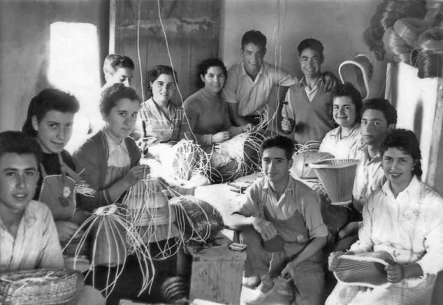 trabajadores del plastico fotografia restaurada por vicent ferrer