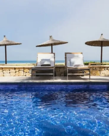 Trilogía de azules entre la piscina del Hotel Los Ángeles, el mar y el cielo de Dénia