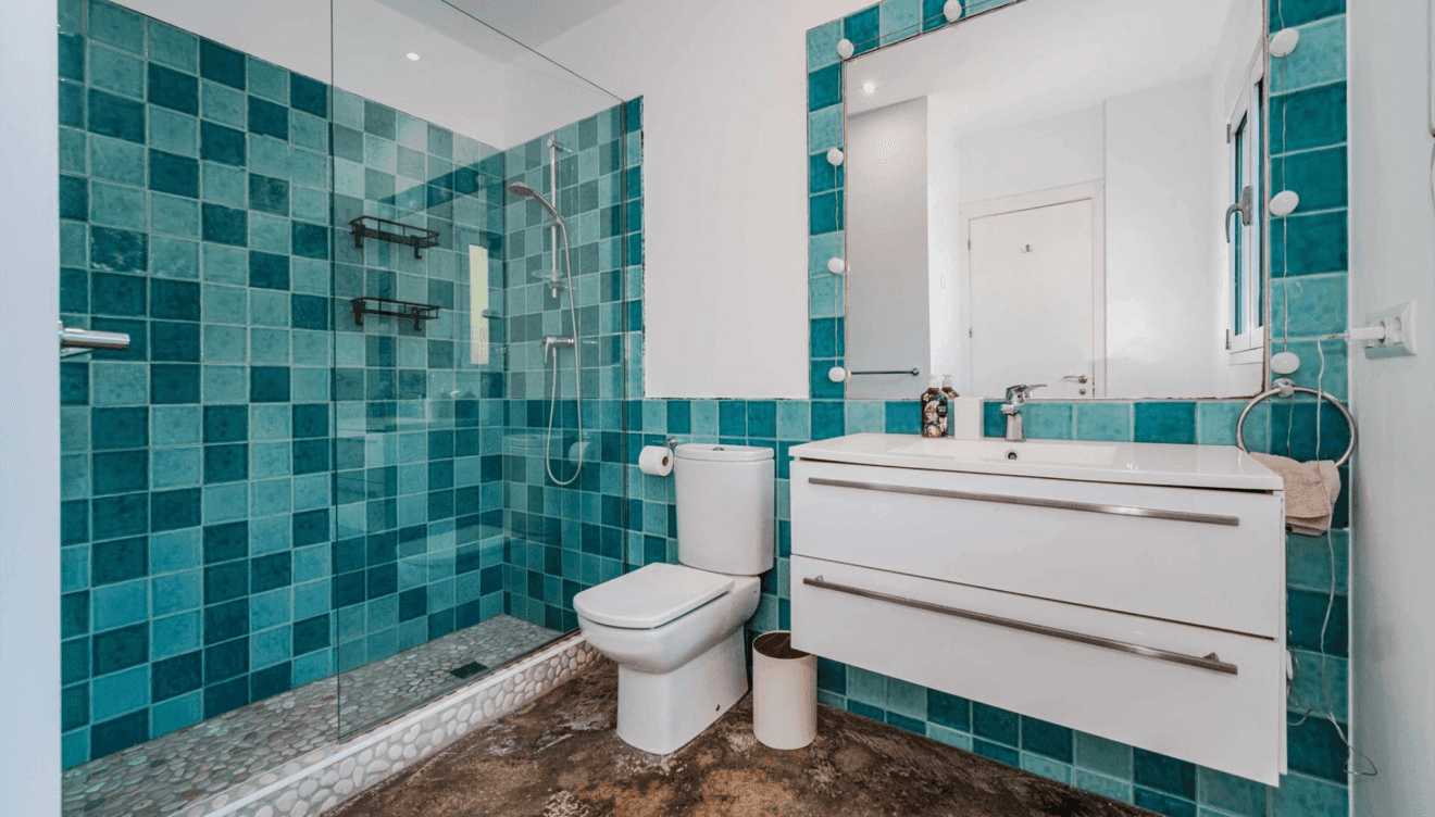 Un baño especial con toques vanguardistas