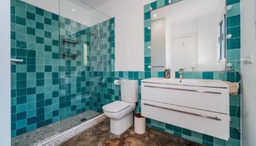 Un baño especial con toques vanguardistas