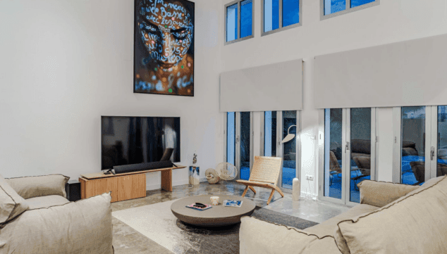 un salon minimalistas con la combinacion de tonos claros y madera