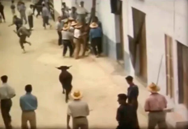 La Moraira de los años 50 en francés: las costumbres, fiestas y vecinos bajo la mirada de los primeros turistas 8 Imagen: Vecinos de Moraira en los bous al carrer de los años 50