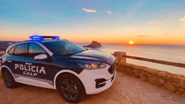 vehiculo de la policia local de calp frente a la playa