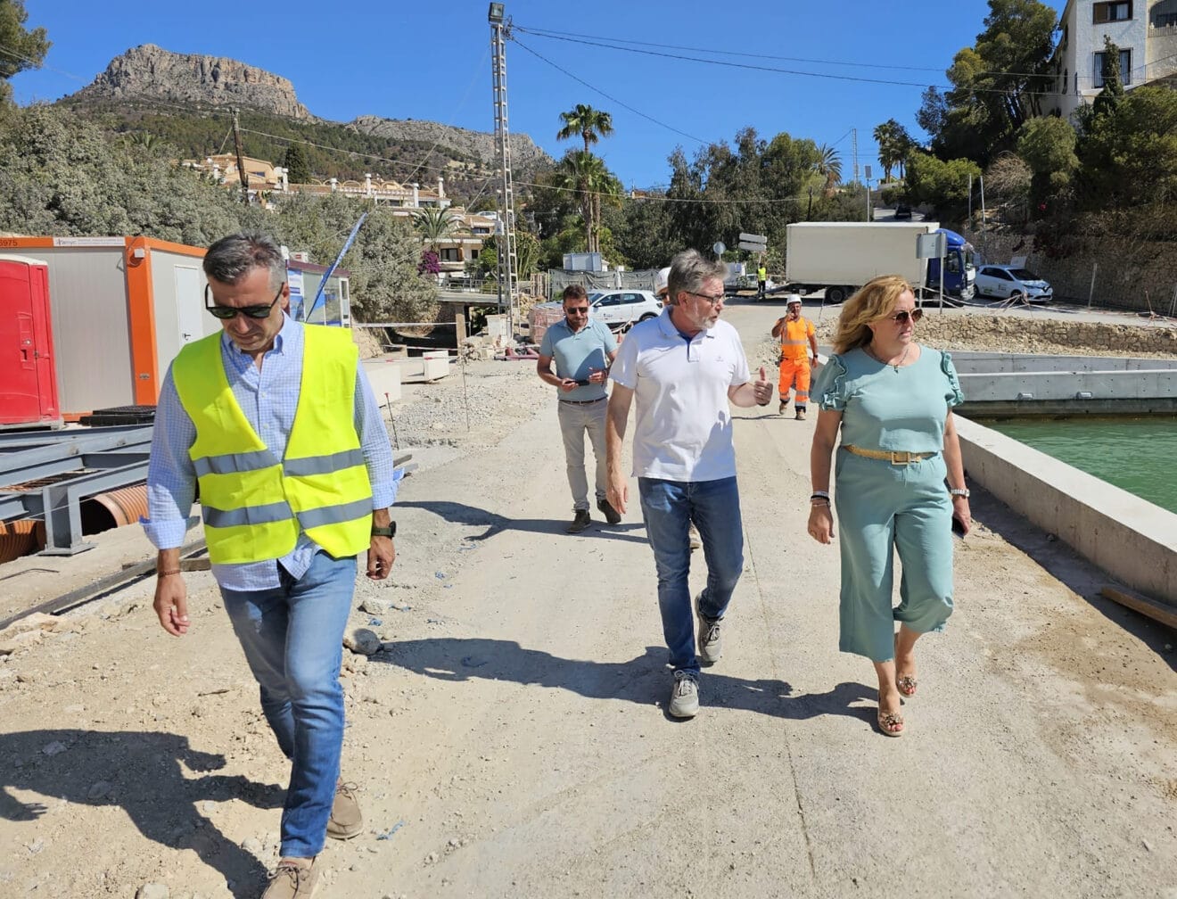 Visita de Ana Sala y Pere Moll a las obras del puerto deportivo calpino Puerto Blanco