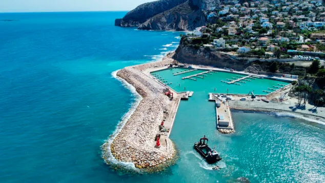 Imagen: Vista de Puerto Blanco de Calp desde el cielo