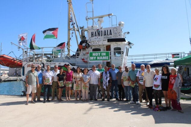 Imagen: Visita de los alcaldes de la Marina Alta al barco de Gaza