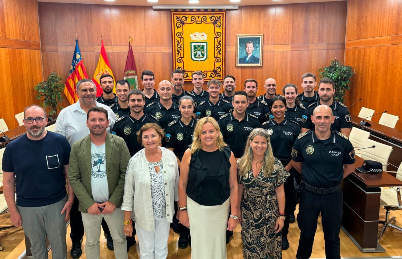 Agentes de la Policía Local de Calp y la coporación municipal