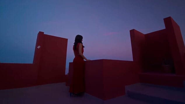 Imagen: Aitana en su nuevo videoclip de 4TO 23 en la Muralla Roja de Calp