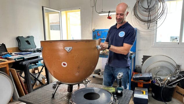 alex morell de morell percussion en su taller de ondara