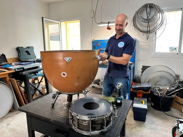 De ingeniero industrial a creador de un oficio único en toda España: el percusionista de Pedreguer que apostó por emprender 1 Imagen: Alex Morell en su taller de Ondara