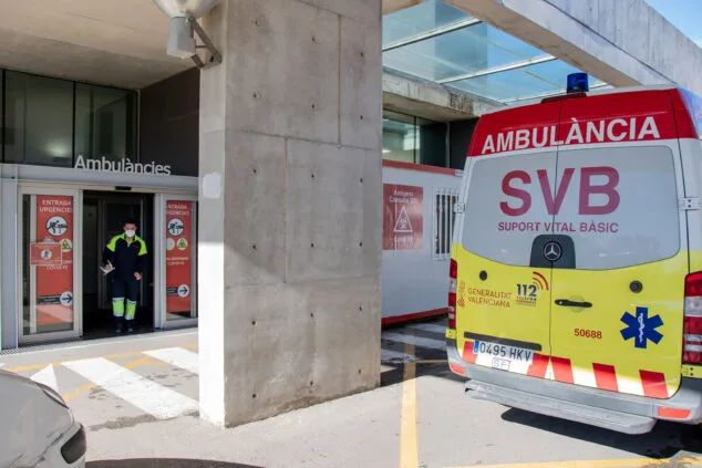 ambulancia en urgencias del hospital de denia