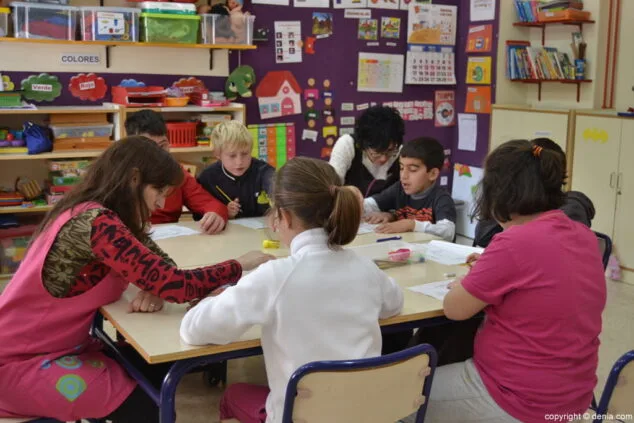 La construcción de dos centros educativos de la Marina Alta entran en las inversiones de la Generalitat 1 Imagen: Clase del colegio Raquel Payá de Dénia