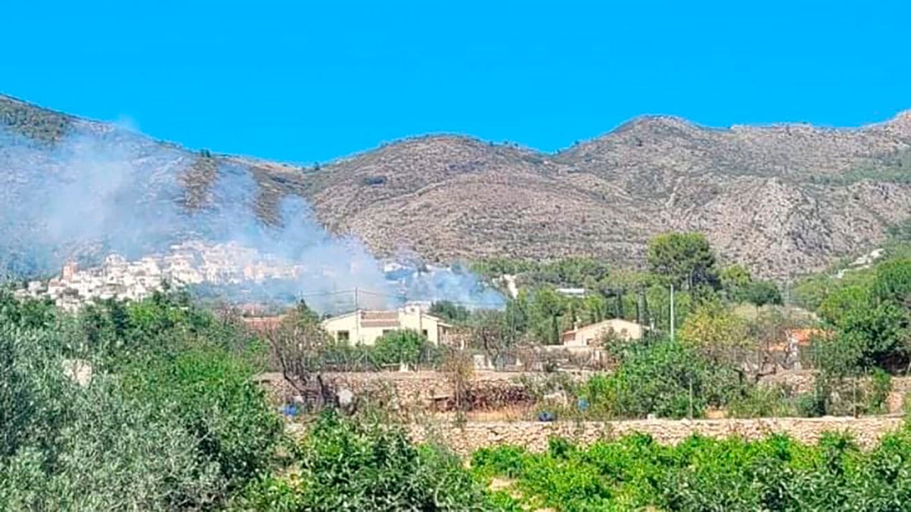 Columna de humo en Xaló