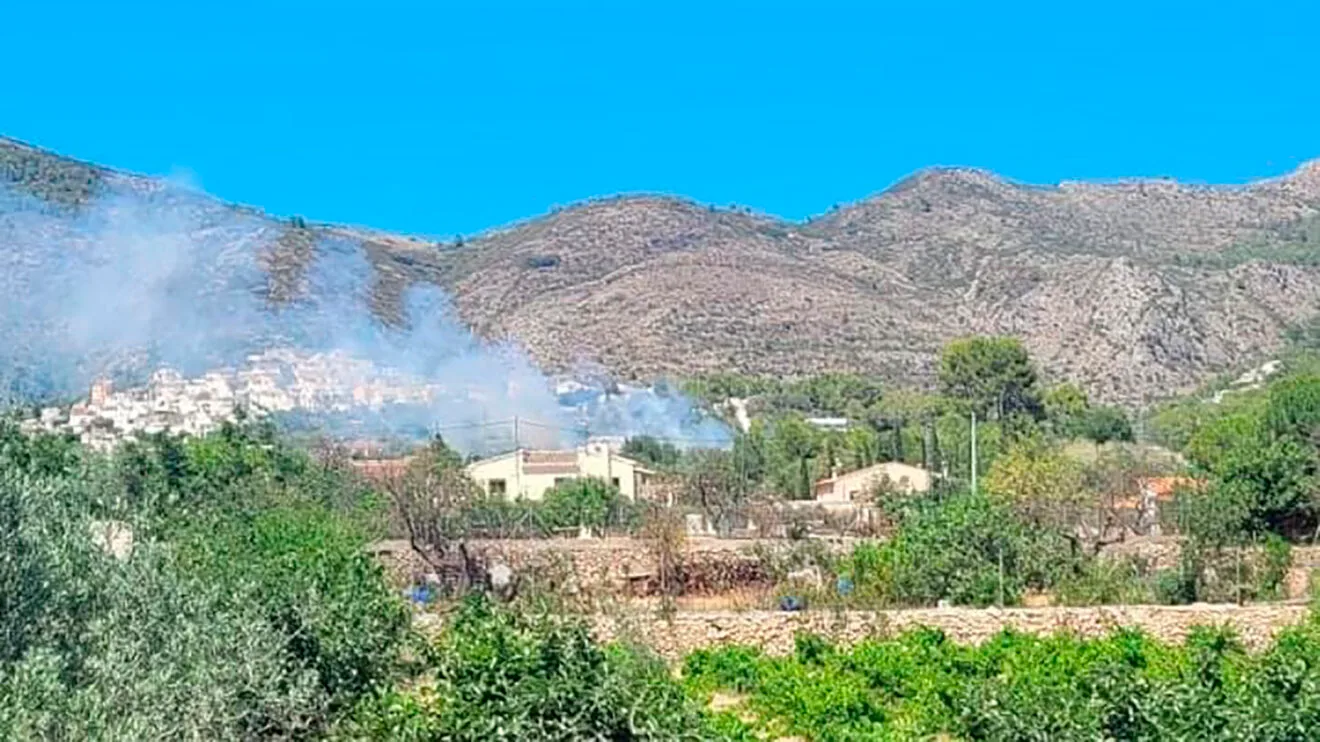 Columna de humo en Xaló