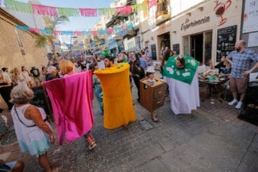 Comparsa durante el pasacalle humorístico de las fiestas patronales de Moraira este 2024