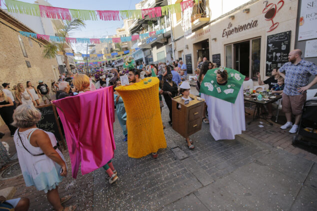 Imagen: Comparsa durante el pasacalle humorístico de las fiestas patronales de Moraira este 2024