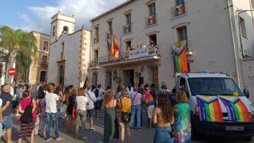 Concentración en el Ayuntamiento de Ondara en el Día del Orgullo