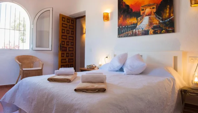 descansa en el confort de la cama doble con vistas espectaculares al mar desde villa los lobitos