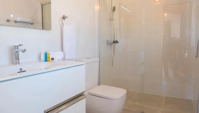 disfruta de la comodidad y el diseno elegante del segundo bano de villa los lobitos