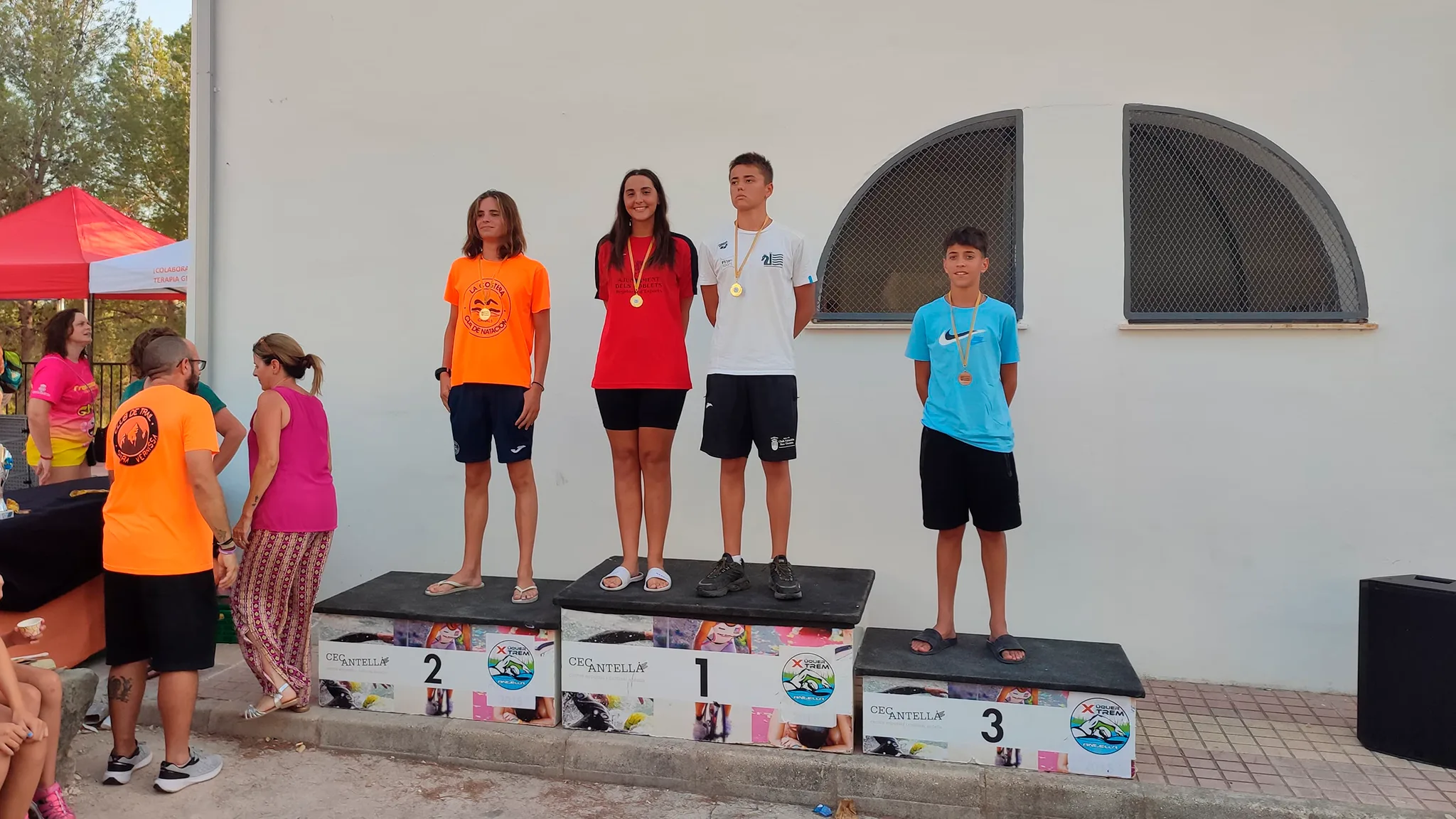 el nadador de calp maxim zyablov en el podio