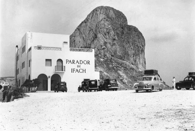 El Parador de Ifach, el primer paraíso frente al mar de la Marina Alta y un hito del turismo de los años 30 4 Imagen: Fachada y cartel del Parador de Ifach - Imagen del libro ‘Calp blanc i negre’