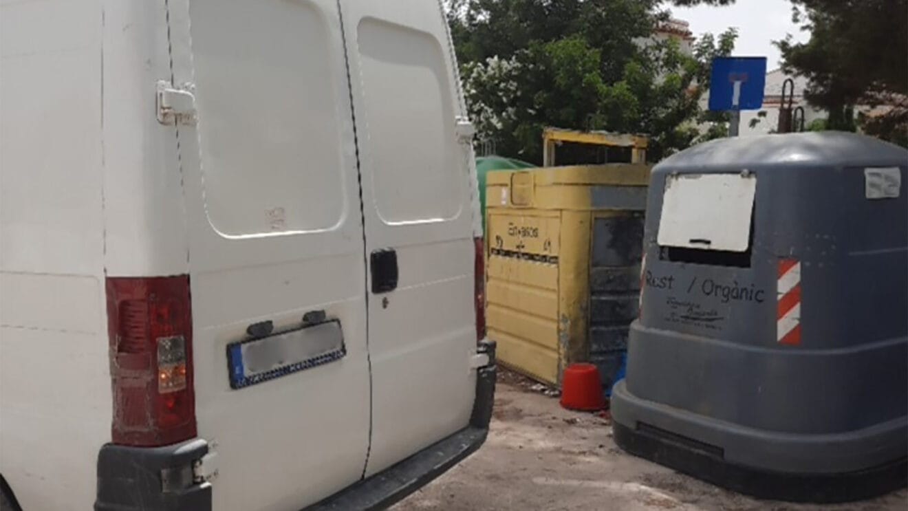 Furgoneta interceptada mientras realizaba vertido ilegal dest