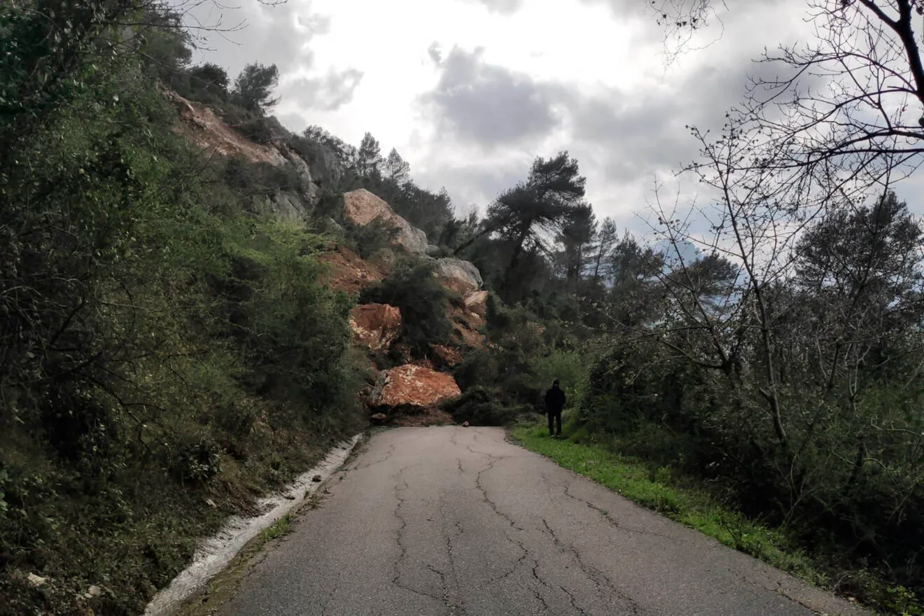 Grandes rocas en el camino de Benialí