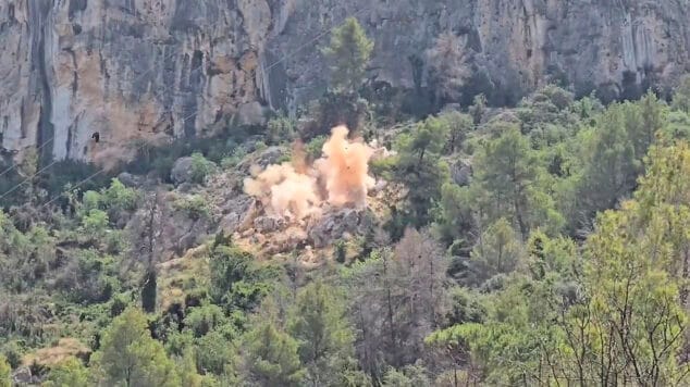 inicio de las demoliciones controladas en el mirador del xap de la vall de gallinera