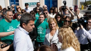 La alcaldesa de Calp, Ana Sala, junto a Carlos Mazón reivindicando los centros educativos calpinos