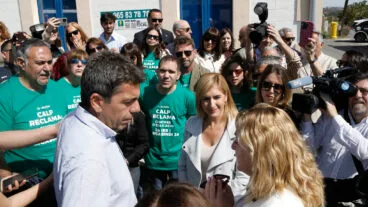 La alcaldesa de Calp, Ana Sala, junto a Carlos Mazón reivindicando los centros educativos calpinos
