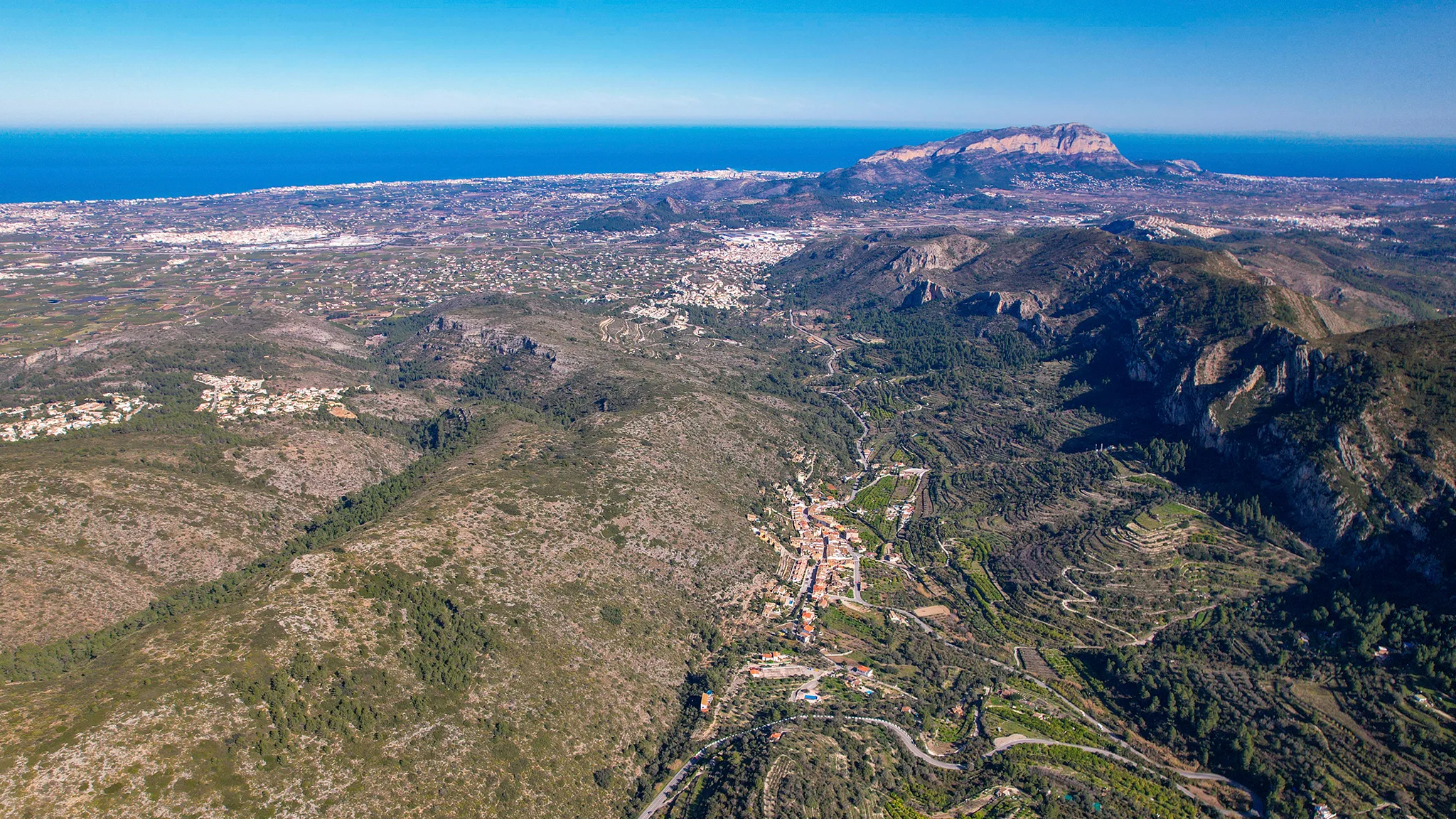 la marina alta a vista de dron desde la vall de pop