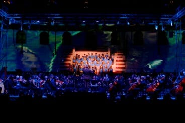 La Universal Symphony Orchestra junto al coro infantil en el Sonafilm de Ondara