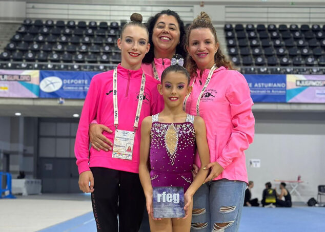 Imagen: Laia Martínez y Katya Trukhacheva con el cuerpo técnico del C.G. Les Marines de Calp