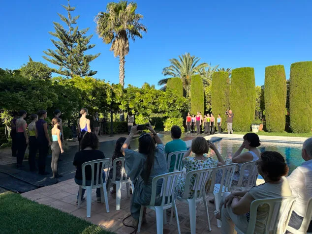 Imagen: Laura Perelló, directora del Jove Ballet, y los bailarines de la nueva compañía de danza comarcal