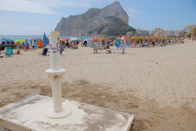 La Generalitat repara los lavapiés que tenía averiados desde marzo en la playa de la Fossa de Calp 1 Imagen: Lavapiés de la playa de la Fossa