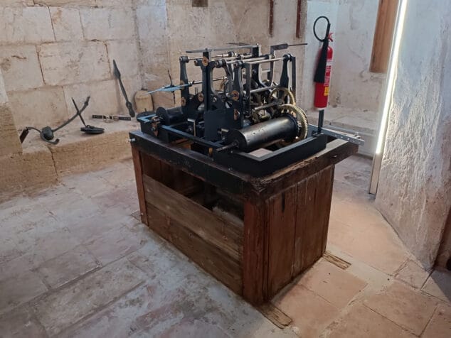 Imagen: Maquinaria del antiguo reloj del campanario de Pego del siglo XIX