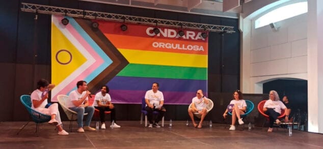 Imagen: Mesa redonda moderada por el periodista de Ondara Jovi Lozano-Seser en el Día del Orgullo