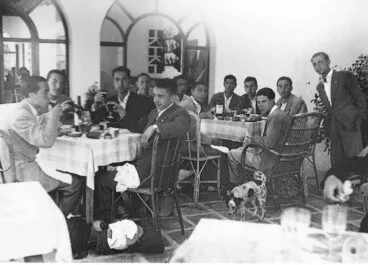 Mesas llenas en el Parador de Ifach – Imagen del libro ‘Calp blanc i negre’