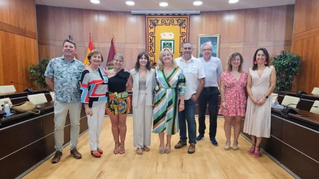 Ana Sala (Calp): «No creo que sea un problema del Pla Edificant, sino lo farragosa que es la gestión administrativa» 1 Imagen: Miembros de la corporación municipal de Calp tras el anuncio de la Conselleria de Educación