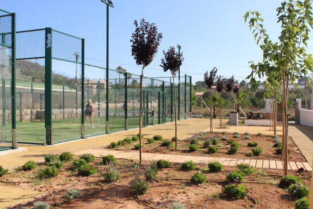 El Poble Nou de Benitatxell cuenta ya con tres nuevas pistas de pádel con gradas y una zona ajardinada 1 Imagen: Nuevas pistas de pádel