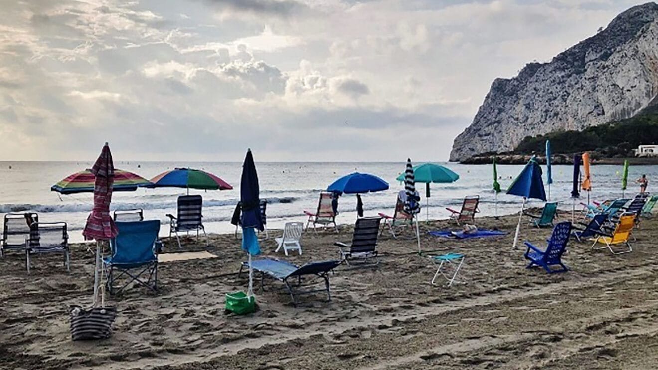 Objetos sin vigilancia en la playa de Calp