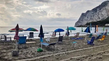 Calp advierte sobre la reserva de espacio en las playas: prohibido y con denuncia antes de las 09:30 o sin vigilancia 27 objetos sin vigilancia en la playa de calp