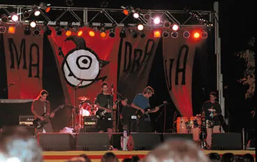 Obrint Pas en el primer escenario del Almadrava Rock en 1999 – Carles Galindo