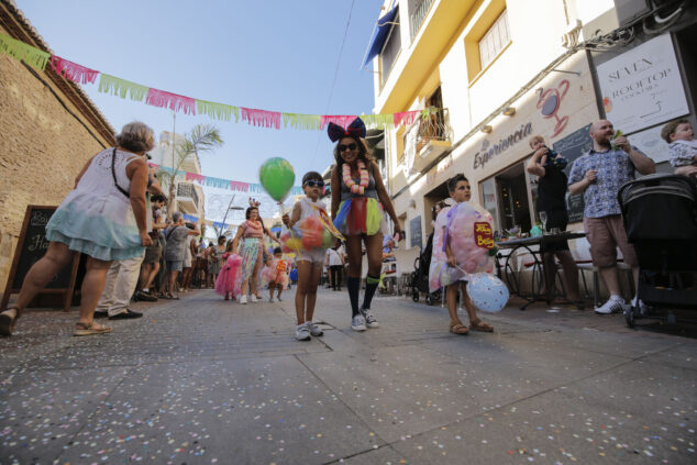 pasacalle humoristico de las fiestas de moraira 2024 02