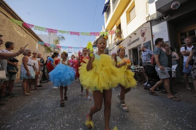 pasacalle humoristico de las fiestas de moraira 2024 15