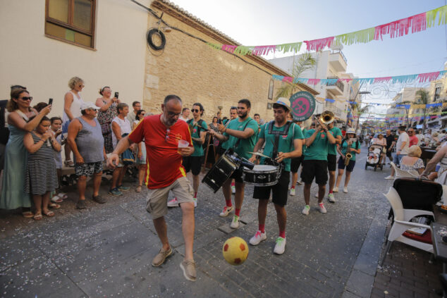 pasacalle humoristico de las fiestas de moraira 2024 33