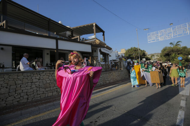 pasacalle humoristico de las fiestas de moraira 2024 40